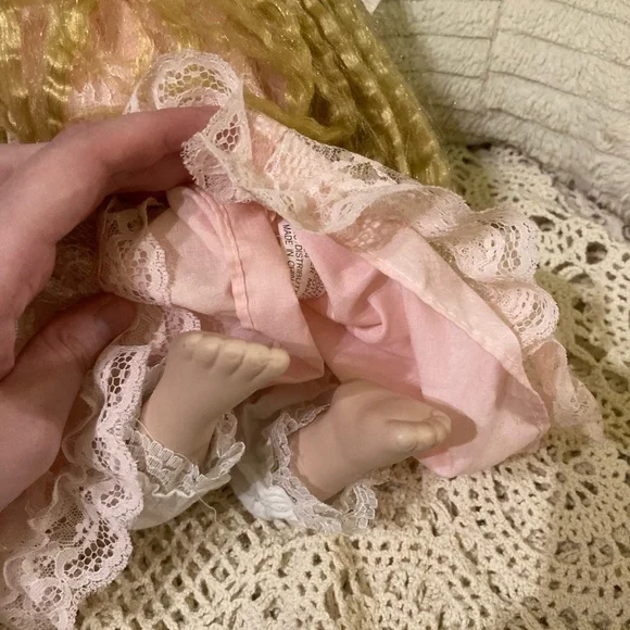 Vintage Praying Porcelain Girl Doll - Pink Gown, Kneeling, Rosary - Picture 9 of 13